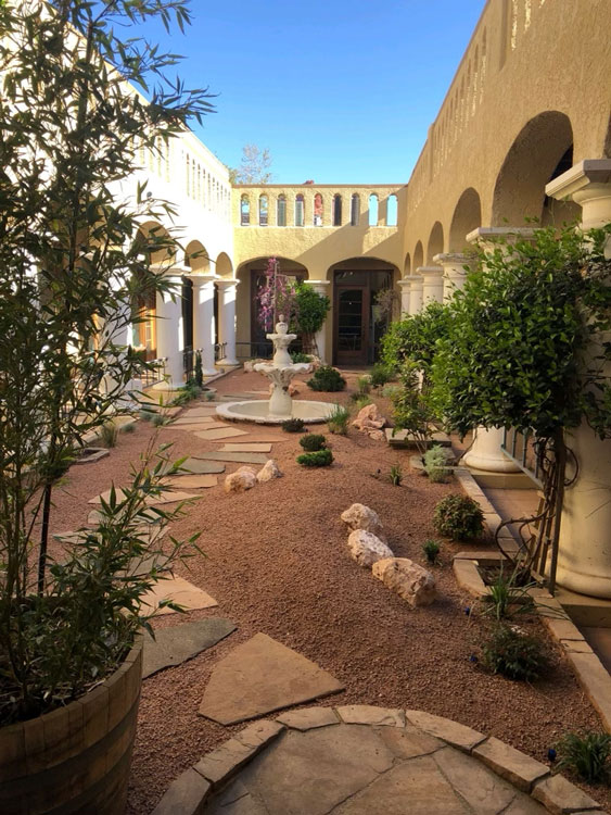 red-mountain-sedona-courtyard-plaza